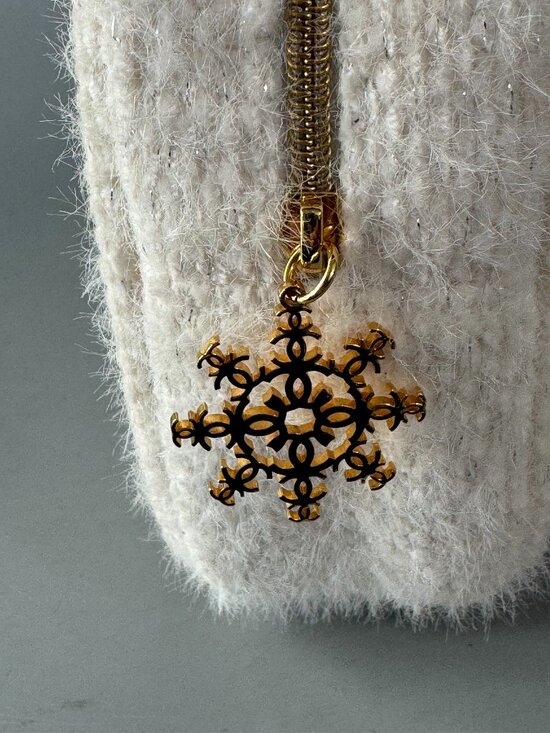 Chanel Beaute Snowflake Makeup Cosmetic Bag - Picture 7 of 12